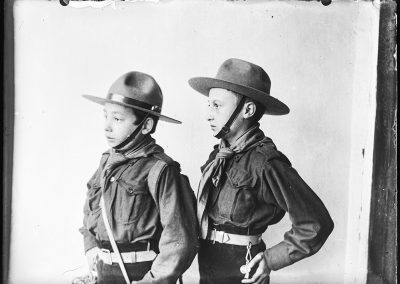 Niños con uniforme de Boy Scout