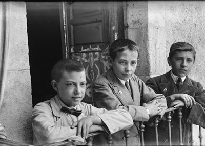 Placa fotográfica negativo de 13x6, niños en el balcón. Fotografía tomada en la vivienda del abogado Abarca en la calle de la Rúa